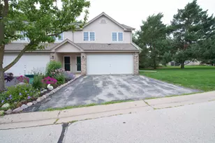 1907 Mallard Pointe Cir, Waukesha, WI 53189 - Photo 4