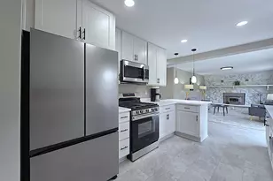 W136N7015 Claas Rd, Menomonee Falls, WI 53051 - Photo 6