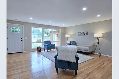 W136N7015  Claas Rd, Menomonee Falls, WI 53051 - Photo 16