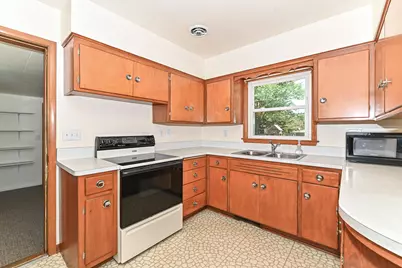 W156N8008  Pilgrim Rd, Menomonee Falls, WI 53051 - Photo 10