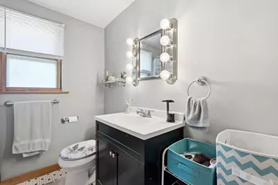 2470 S 92nd St #2472, West Allis, WI 53227 - Photo 10
