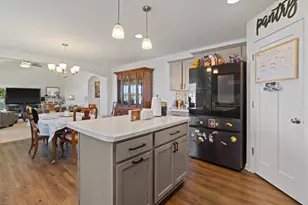906 Ridge Ct, Watertown, WI 53094 - Photo 4