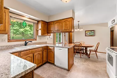 924 N 18th Ave, West Bend, WI 53090 - Photo 12
