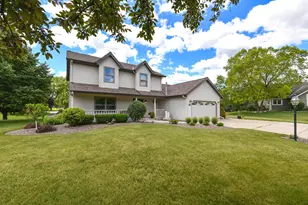14335 W Meadowshire Ct, New Berlin, WI 53151 - Photo 4