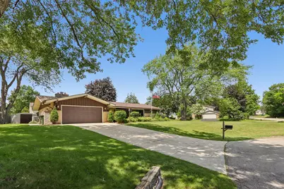 13295 W Old Oak Ct, New Berlin, WI 53151 - Photo 2