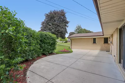 13295 W Old Oak Ct, New Berlin, WI 53151 - Photo 32