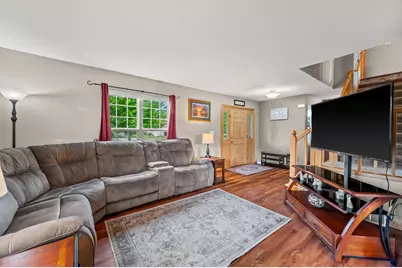 W203N17272  Francis Dr, Jackson, WI 53037 - Photo 6