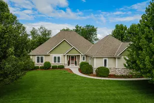 W193N5889 Canary Dr, Menomonee Falls, WI 53051 - Photo 2