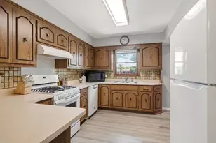 11610 W Sunnybrook Rd, Franklin, WI 53132 - Photo 10