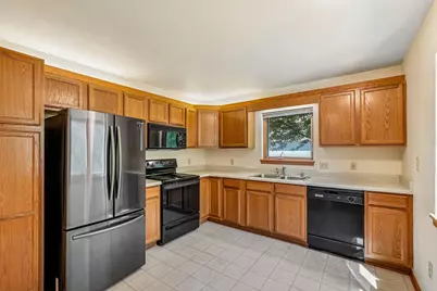 7017 W Hummingbird Ct, Milwaukee, WI 53223 - Photo 8