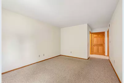 7017 W Hummingbird Ct, Milwaukee, WI 53223 - Photo 16
