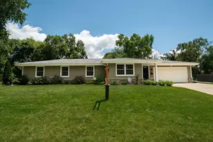 W56N850 N Meadow Ct, Cedarburg, WI 53012 - Photo 2