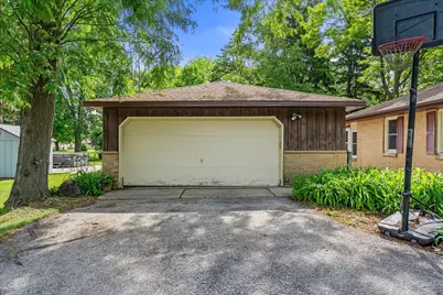 5870 S 41st St, Greenfield, WI 53221 - Photo 10
