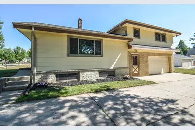 836 S 95th St, West Allis, WI 53214 - Photo 2