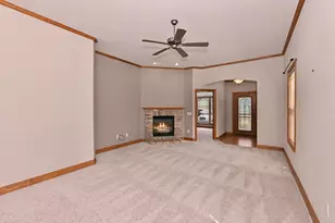 124 Meehan Cir, West Bend, WI 53095 - Photo 4