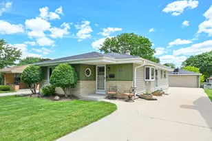 924 S 124th St, West Allis, WI 53214 - Photo 2