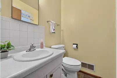 8916 S 84th St, Franklin, WI 53132 - Photo 12