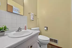 8916 S 84th St, Franklin, WI 53132 - Photo 12