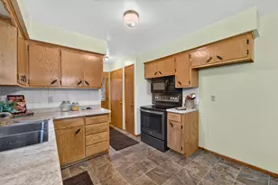 8916 S 84th St, Franklin, WI 53132 - Photo 6