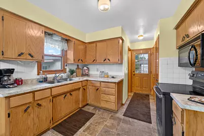 8916 S 84th St, Franklin, WI 53132 - Photo 4