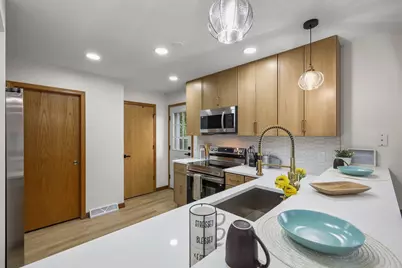 7026  Heather Glen Dr, Madison, WI 53719 - Photo 8