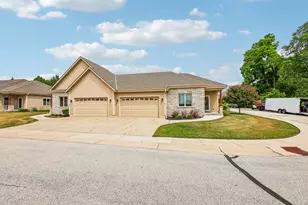 534 Garden Prairie Dr, Waukesha, WI 53186 - Photo 6