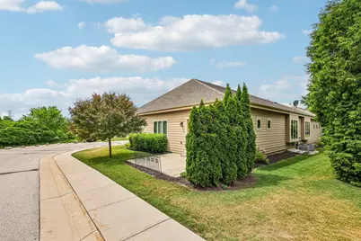534  Garden Prairie Dr #7, Waukesha, WI 53186 - Photo 2