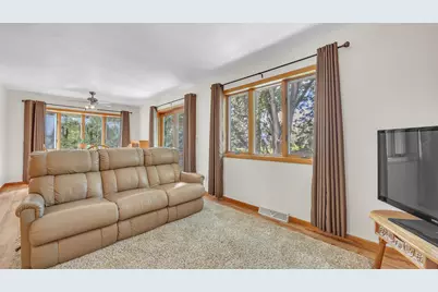 1160 W 19th Ave, Oshkosh, WI 54901 - Photo 4