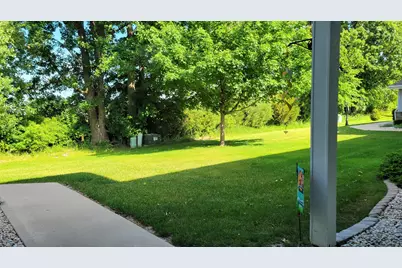 W197N17086  Stonewall Dr, Jackson, WI 53037 - Photo 2