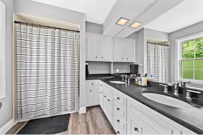 123 W Glenview Ct, Mequon, WI 53092 - Photo 16