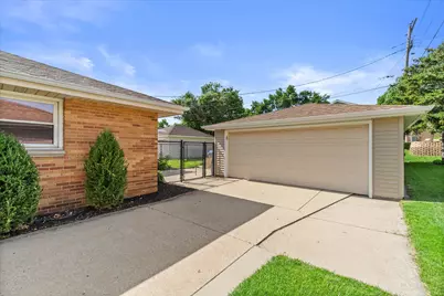 7024 W Lakefield Dr, Milwaukee, WI 53219 - Photo 28
