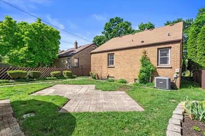 3322 S Dayfield Ave, Milwaukee, WI 53207 - Photo 10