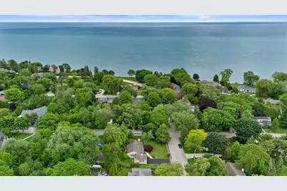200 S Vincennes Cir, Racine, WI 53402 - Photo 2