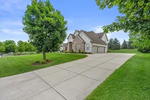 W218N5466 Taylors Woods Dr, Menomonee Falls, WI 53051 - Photo 2