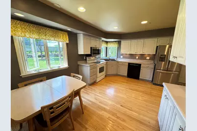 1513  Greenway Ter, Waukesha, WI 53186 - Photo 4