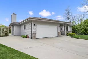 6846 S Juniper Ct, Oak Creek, WI 53154 - Photo 4