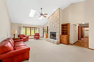 W270N2568 Orchard Ln, Pewaukee, WI 53072 - Photo 6