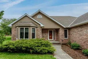 W270N2568 Orchard Ln, Pewaukee, WI 53072 - Photo 2