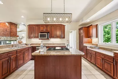 240  Crystal Dr, Hartland, WI 53029 - Photo 10