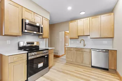 1637  Maple St, South Milwaukee, WI 53172 - Photo 4