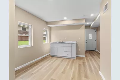 1637  Maple St, South Milwaukee, WI 53172 - Photo 6