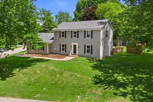 1028 S Imperial Dr, Hartland, WI 53029 - Photo 2