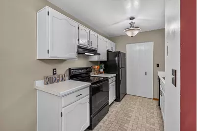 W177N9776  Riversbend Cir, Germantown, WI 53022 - Photo 4
