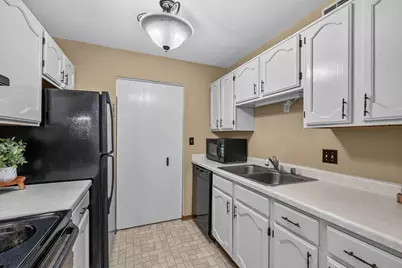W177N9776  Riversbend Cir, Germantown, WI 53022 - Photo 6