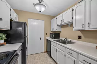 W177N9776 Riversbend Circle, Germantown, WI 53022 - Photo 6