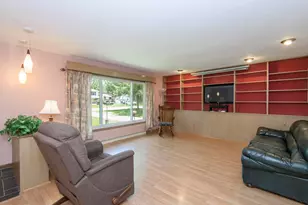 321 Macarthur Dr, Mukwonago, WI 53149 - Photo 10