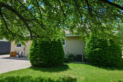 2400 W Edgerton Ave, Milwaukee, WI 53221 - Photo 32