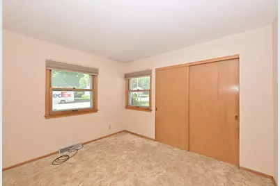 2400 W Edgerton Ave, Milwaukee, WI 53221 - Photo 16