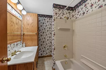 5375 S Tuckaway Dr, Greenfield, WI 53221 - Photo 12