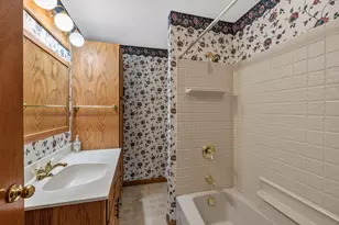 5375 S Tuckaway Dr, Greenfield, WI 53221 - Photo 12